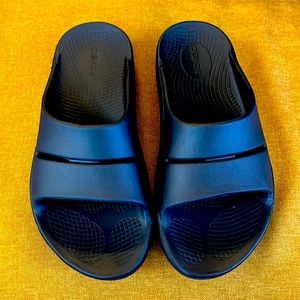 NWOT Oofos Ooahh unisex slides W7 or M5